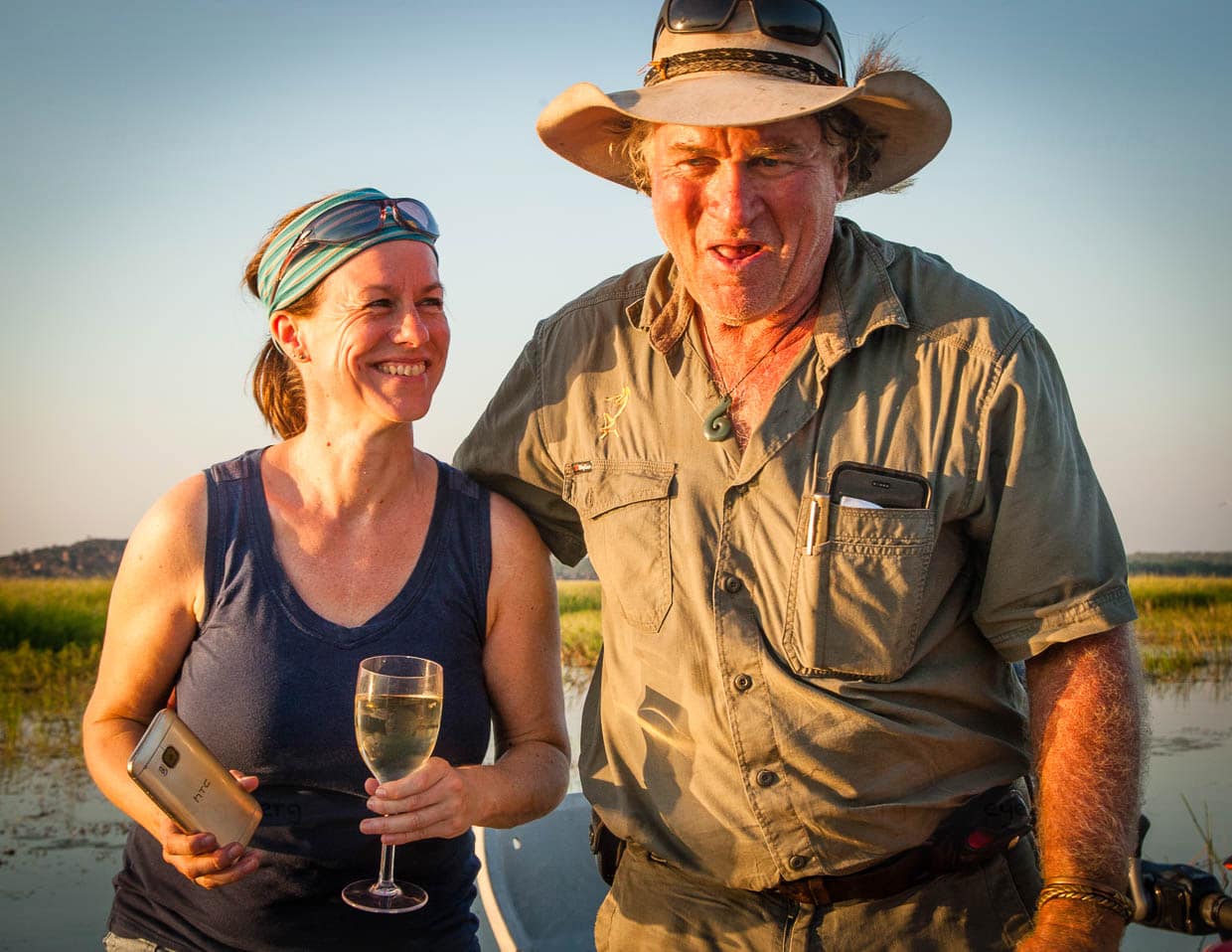 Katja Bockwinkel vertritt auf dieser Reise das Tourismus-Marketing des Northern Territory in Deutschland. Sab Lord kennt sie schon lange und genießt mit ihm den Sonnenuntergang auf dem Billabong / © Foto: Georg Berg
