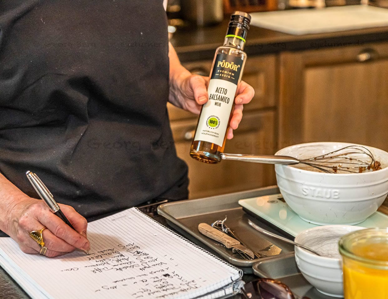 Nach der Kopfarbeit beginnt das Handwerk. Die Zutaten wiegt Su Vössing ab und notiert alles für einen verlässlichen Rezepttext / © Foto: Georg Berg