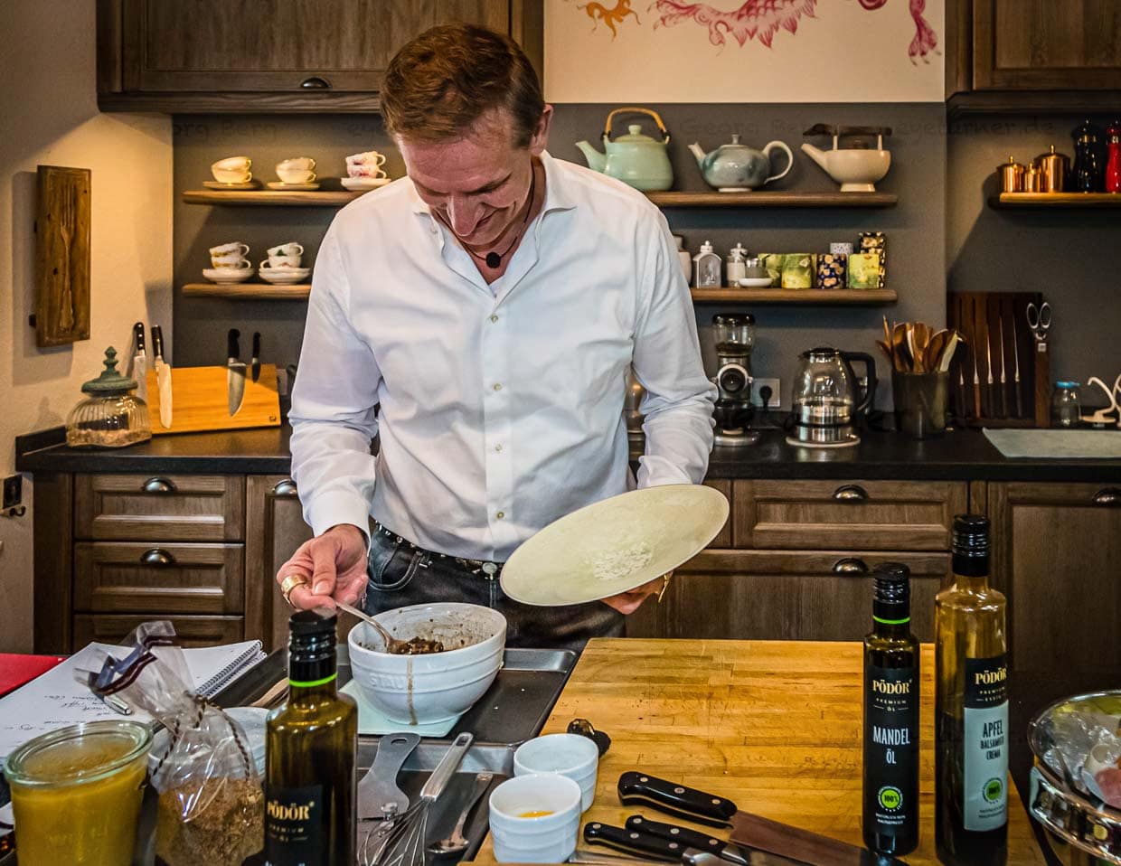 Für die „Pfaffentäuscher mit Trüffelvinaigrette und Mandelöl“ wählt Bui Vössing einen hellen, mineralischen Teller / © Foto: Georg Berg