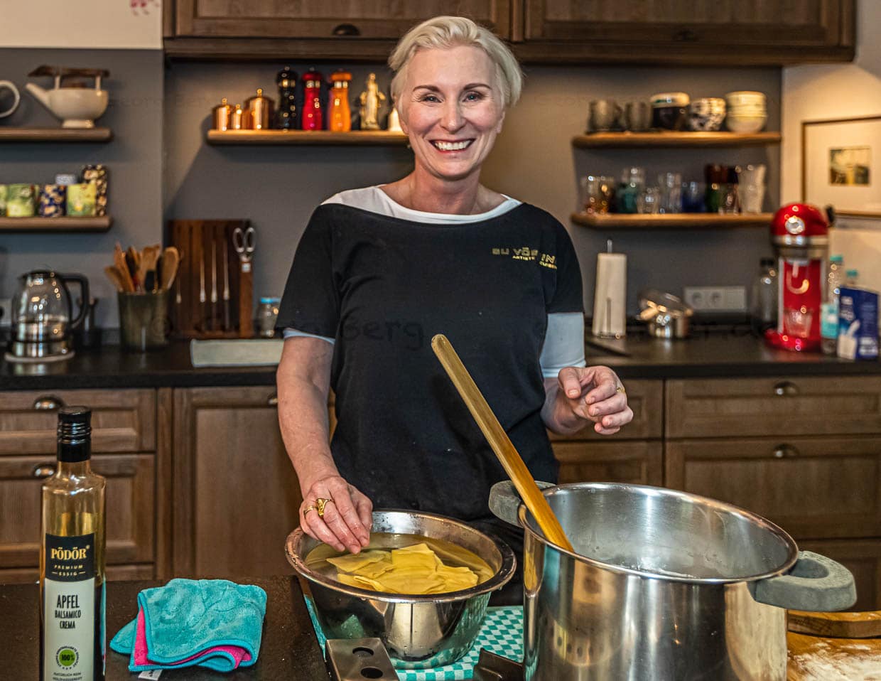 Su Vössing in ihrer Küche. Für die Rezeptentwicklung braucht sie vor allem Ruhe. Ein Radio läuft bei ihr nie / © Foto: Georg Berg