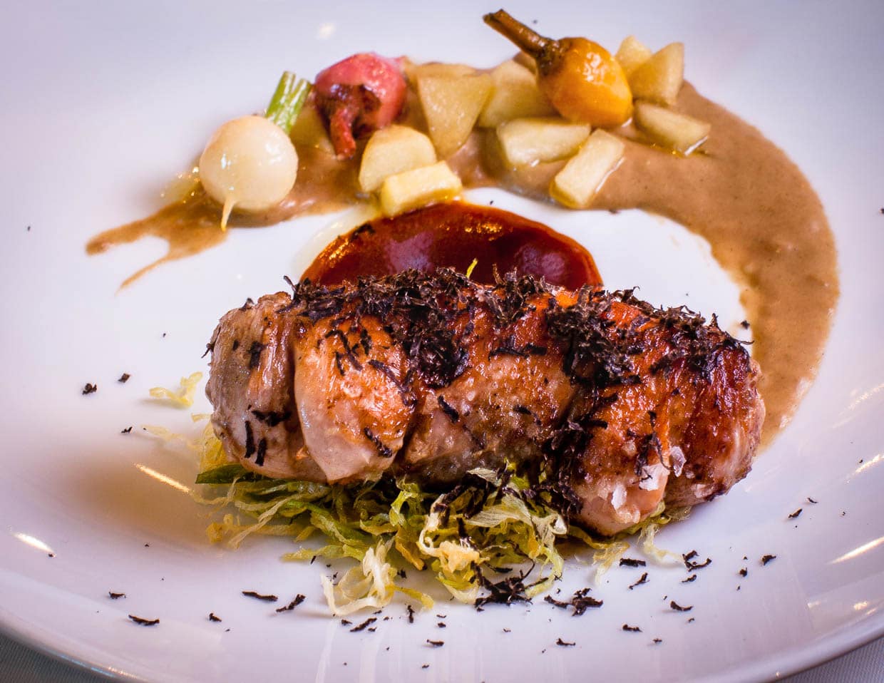 Wachtel mit Steinpilzcreme, caramelisierter Apfel an Calvados, Lauchstroh / © Foto: Georg Berg