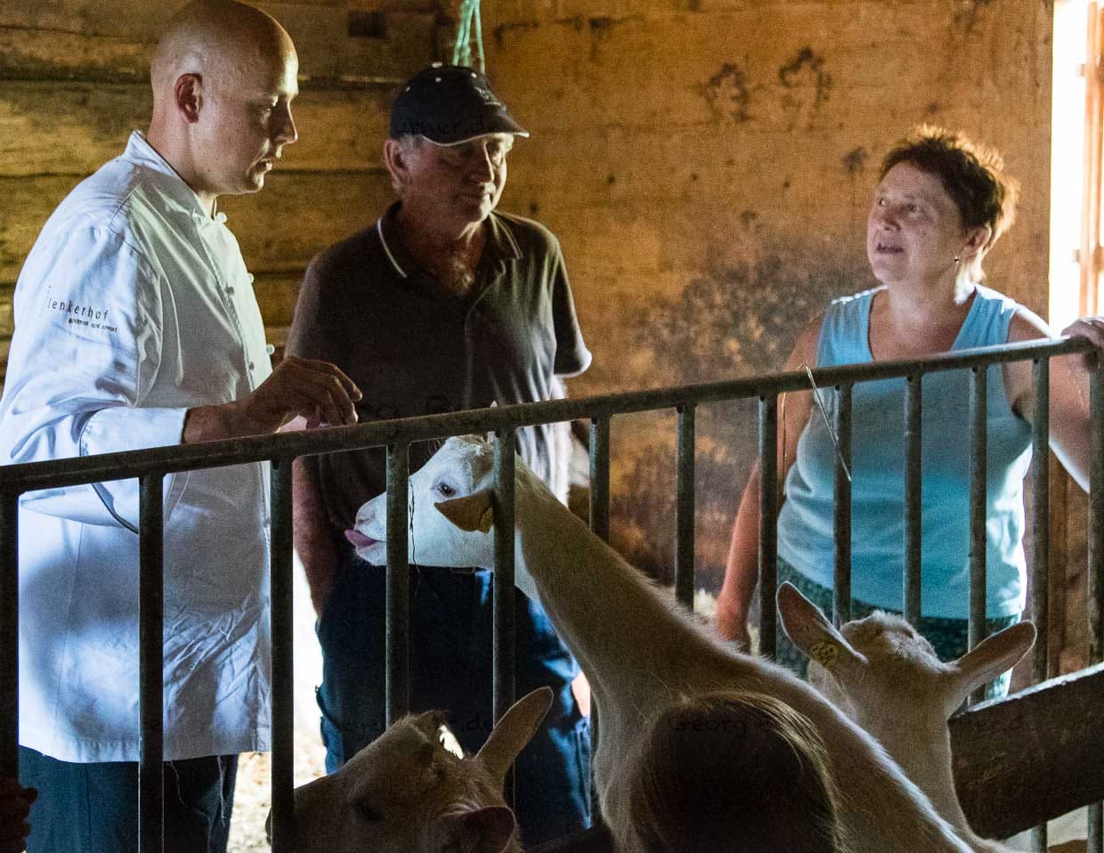 Küchenchef Stefan Lünse bei den Ziegen auf der Pöris Alp bei Franziska und Christian Zurbrügg. Von hier bezieht der Lenkerhof seinen Ziegenfrischkäse / © Foto: Georg Berg