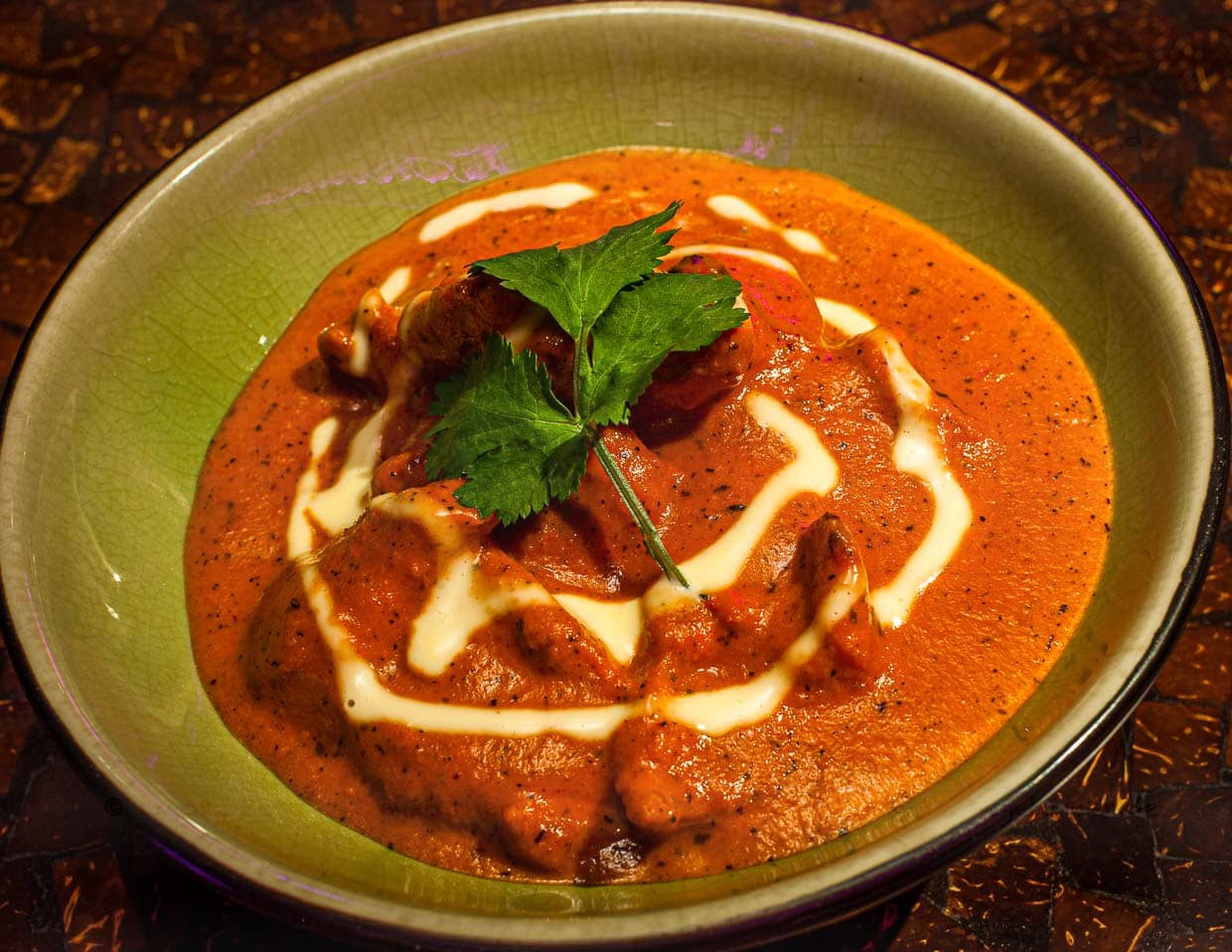 Butter Chicken in Silky Cashew und Tomatencurry u.a. mit Cumin, Kardamom und Rosenblättern / © Foto: Georg Berg