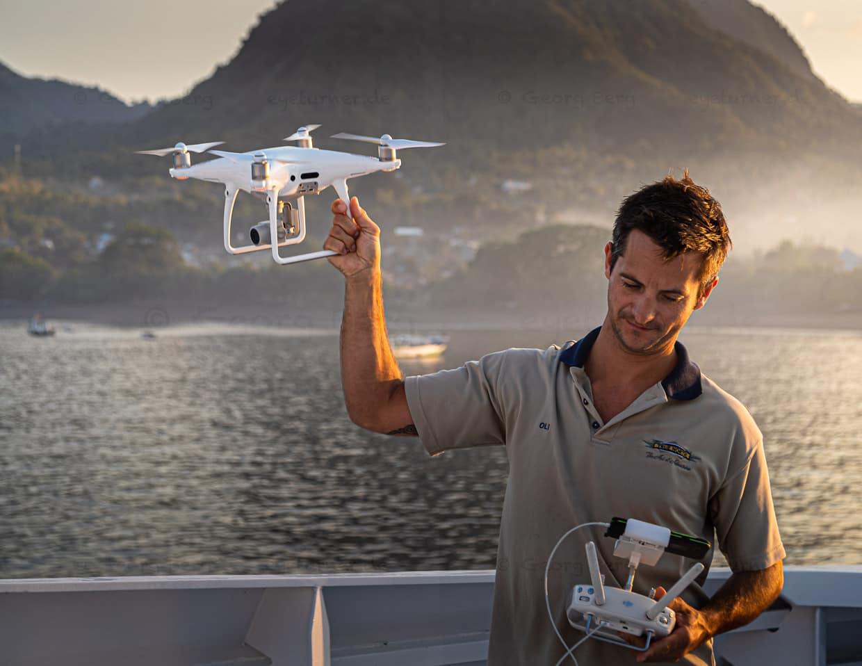 Medienspezialist und Filmemacher Oliver Oldroyd startet seine Drohne / © Foto: Georg Berg
