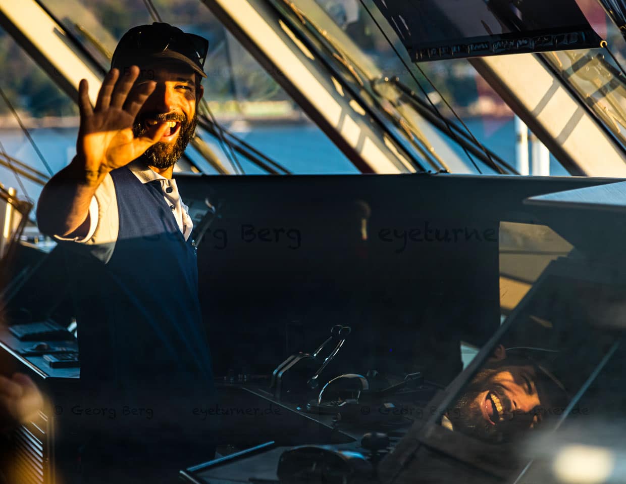 Jederzeit ansprechbar: Captain Ben Bonnett auf der Kommandobrücke der True North / © Foto: Georg Berg