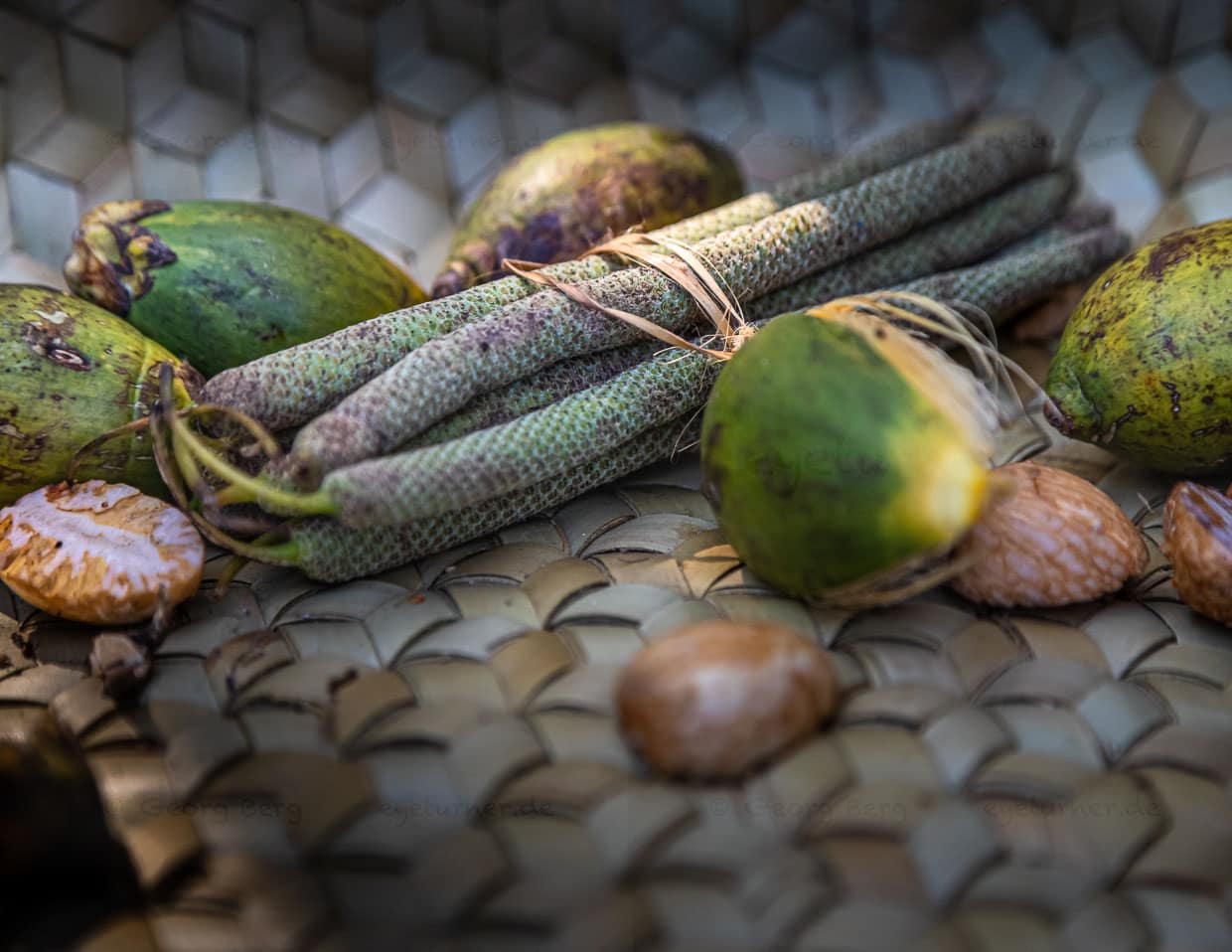Betelhappen bestehen aus Betelnüssen, Betelpfeffer gelöschtem Kalk und verschiedenen Gewürzen / © Foto: Georg Berg