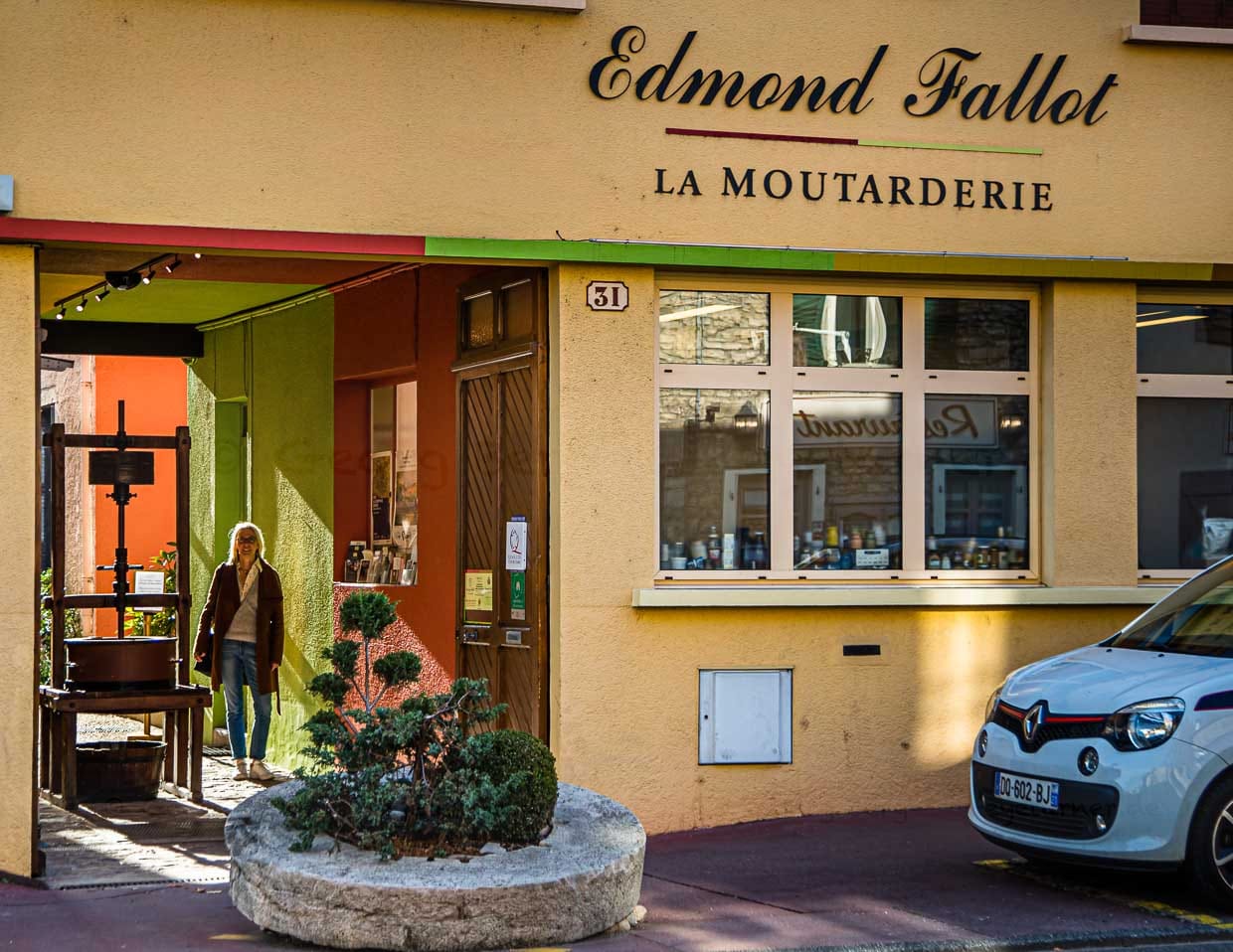 Hinter der unscheinbaren Fassade verbirgt sich eine große Tradition. Seit 1840 produziert die Nummer Vier der Senfproduzenten Frankreichs hinter diesen Mauern auf einem Grundstueck im Herzen von Beaune: La Moutarderie Edmond Fallot / © Foto: Georg Berg