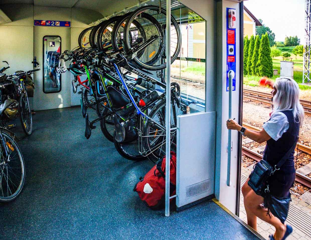 An der Grenze zur Tschechischen Republik wechseln das Personal und auch die Beförderungsbedingungen für Gepäck / © Foto: Georg Berg