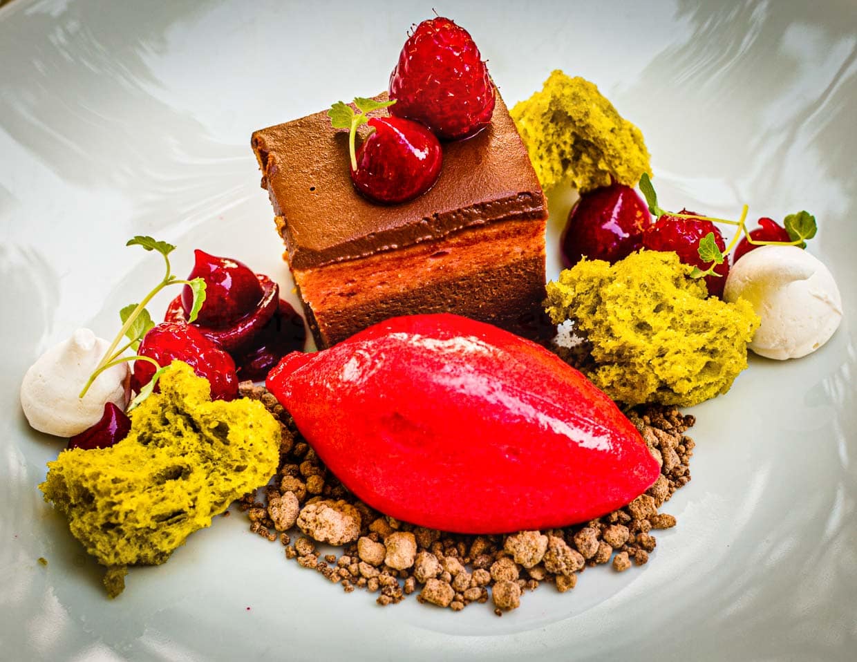 Himbeere trifft Schokolade: als Törtchen, Sorbet mariniert mit Schokolandencrumble und Pistazie / © Foto: Georg Berg