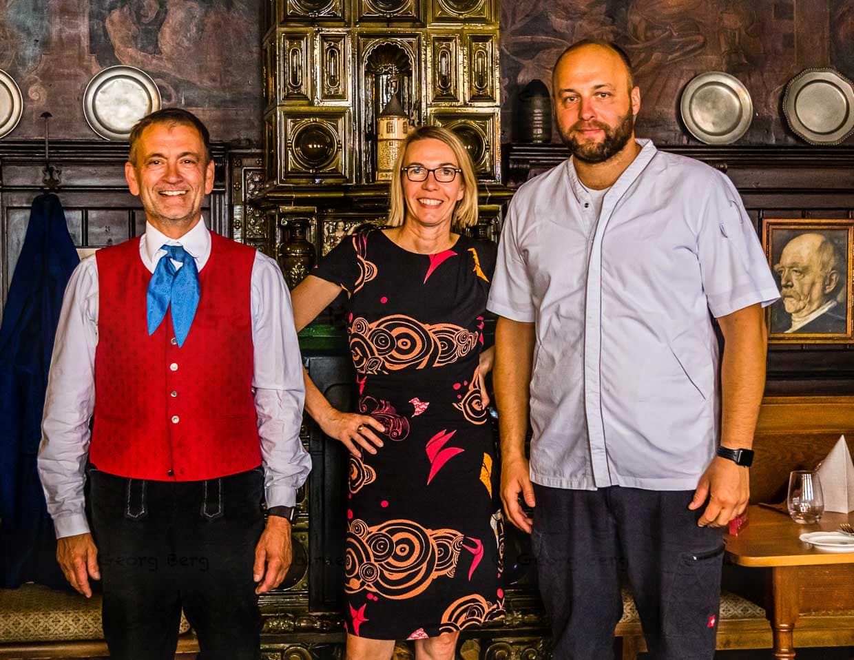 Seit 2010 führt Christian Hippler das Schuberts und hat es gemeinsam mit seiner Frau zu einem gelungenen Mix aus historischem Ambiente mit modernem Wirtshauskomfort gemacht. Wer genau hinschaut: Auch hier hat es der Reichskanzler und prominenter Kurgast Otto von Bismarck an die Wand geschafft / © Foto: Georg Berg