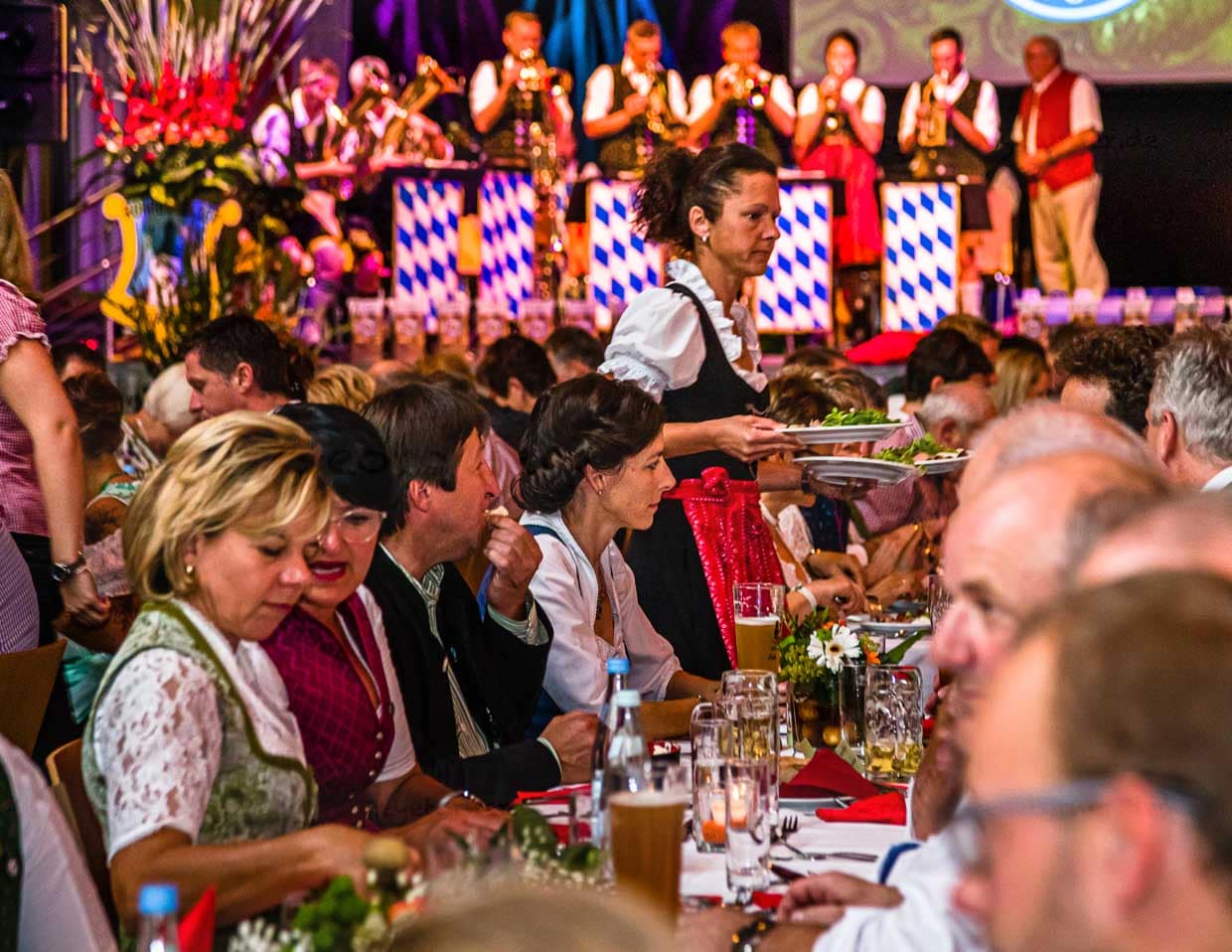 So feiert man in Bayern den Start der neuen Kartoffelsaison. Abendfüllendes Programm der 16 Erzeugergemeinschaften, die dem Verband Bayerische Kartoffel angehören. Ein großes Fest für die scheidende und die neue Königin sowie allerlei Gerichten aus der Frühkartoffel für rund 500 Gäste / © Foto: Georg Berg