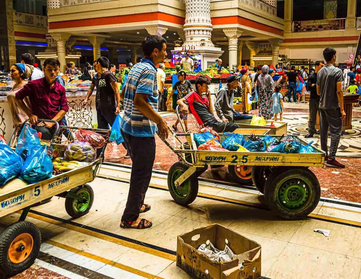 Für die Dauer des Einkaufs werden Assistenten beschäftigt, die Waren einsammeln und nach draußen zum Auto transportieren / © Foto: Georg Berg