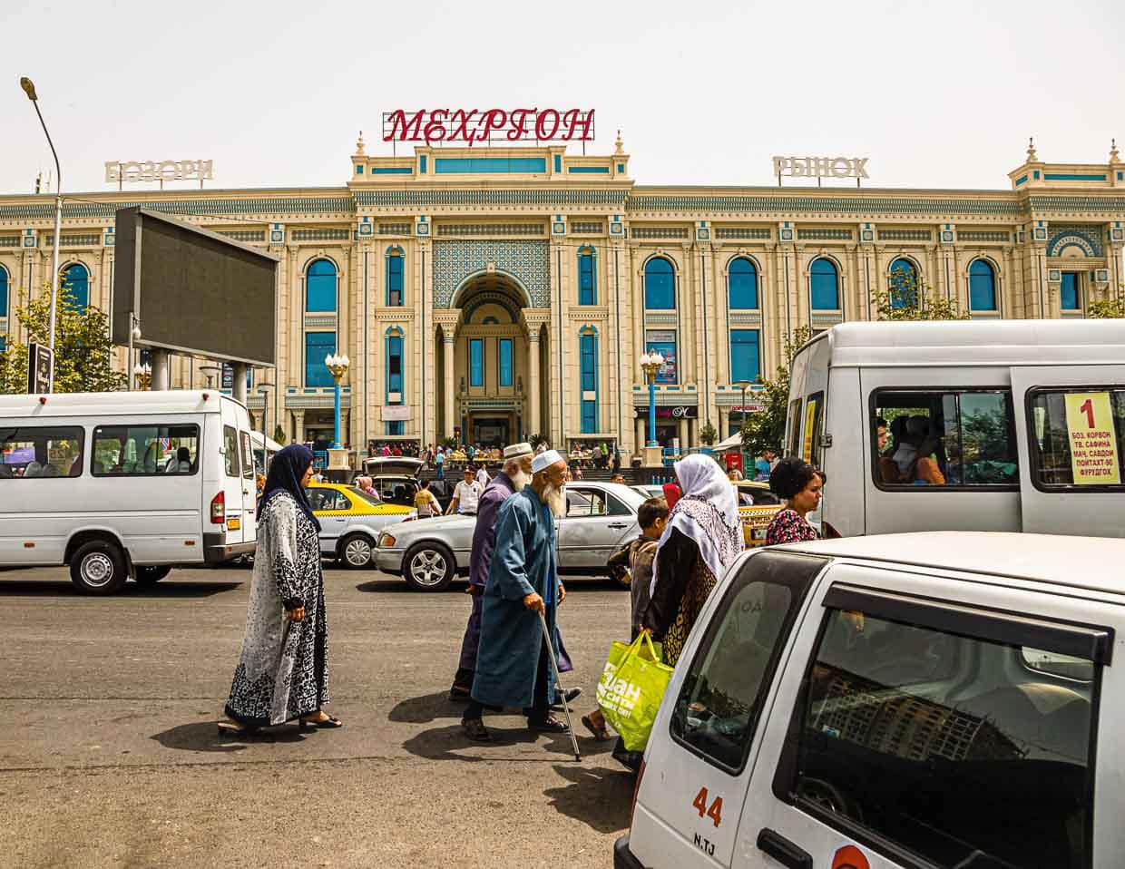 Kaum ein Parkplatz ist vor der neuen Markthalle in Duschanbe mehr frei / © Foto: Georg Berg