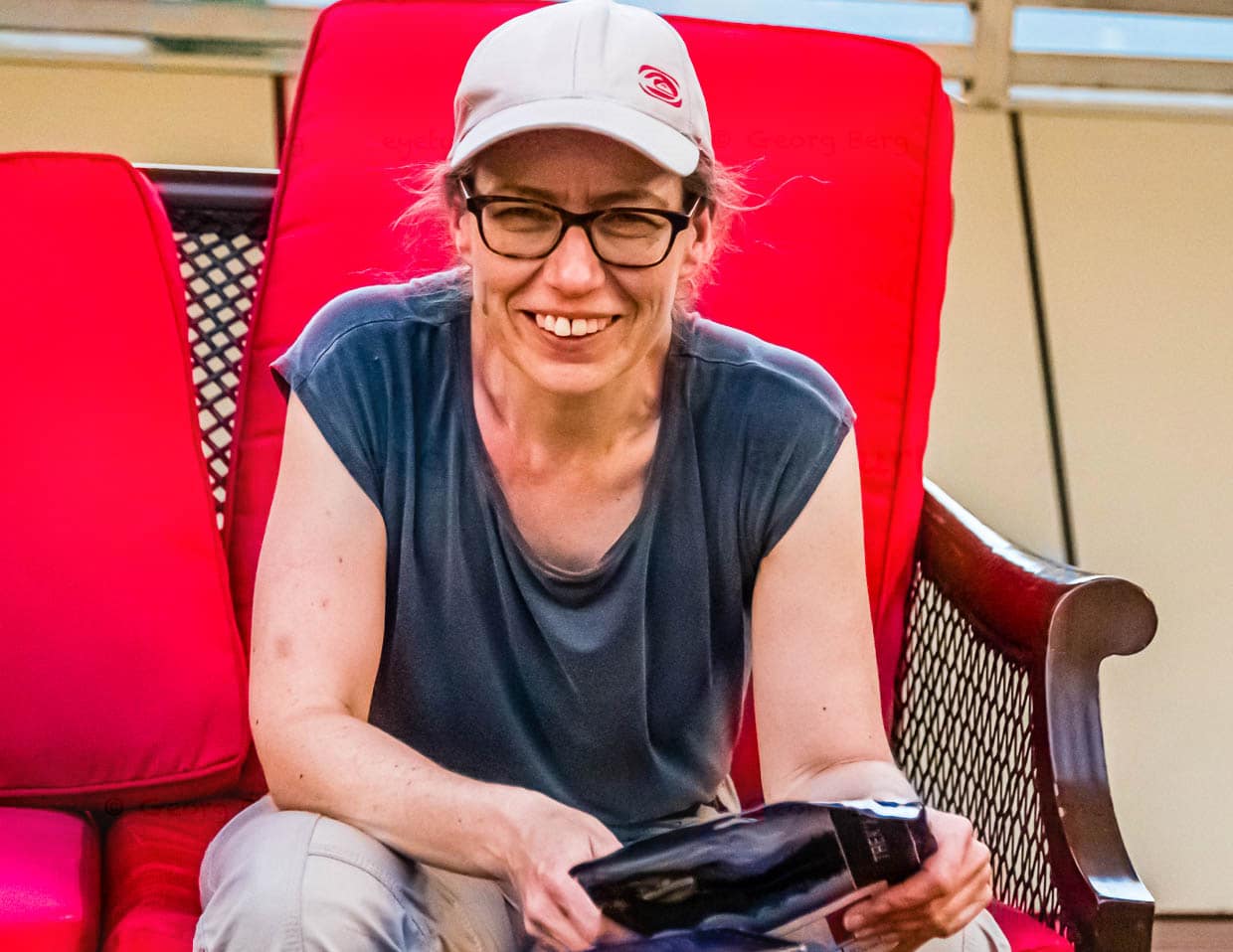 Nach dem langen Tag im Auto lässt sich Monika in der Roof-Top-Bar des Hotels gerne nieder. Sie hat sich zum Abendessen für die Reispfanne "Balkan Art" entschieden. Nun kann angerichtet werden / © Foto: Georg Berg