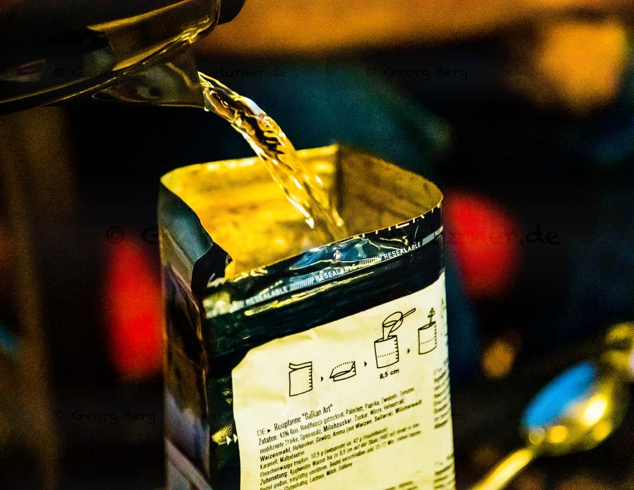 Trek'n Eat: 600 g heißes Wasser zugießen, rühren und nach 10 Minuten ist die Mahlzeit fertig / © Foto: Georg Berg