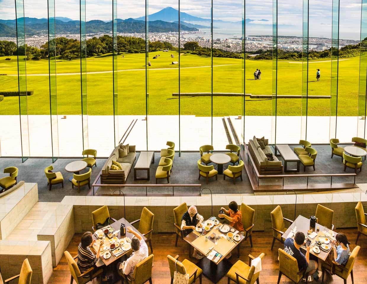 Nippondaira Hotel, Shizuoka, Japan mit Blick auf den Berg Fuji. Das All-Day-Dining Hotelrestaurant The Terrace bietet schon zum Frühstück einen fantastischen Ausblick auf den neuen Tag / © Foto: Georg Berg