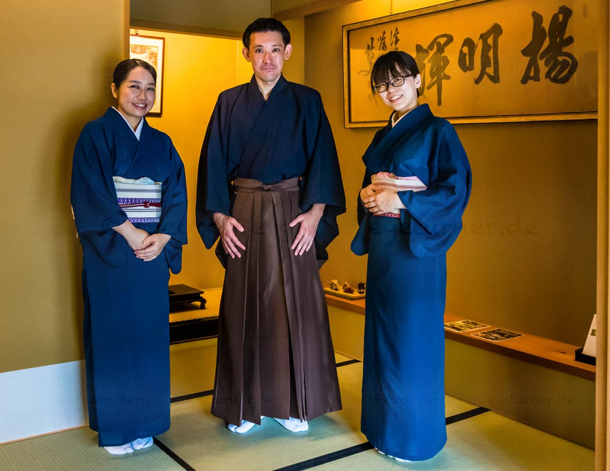 Das Service-Team im Fugetsuro in traditioneller Kleidung. Das Haus des letzten Shoguns in Shizuoka City, ist heute das Restaurant und Gästehaus Fugetsuro. In den ehemaligen Wohnstätte des letzten Shoguns Tokugawa Yoshinobu kann man einen Tisch reservieren und bekommt auch einige seiner Lieblingsspeisen, wie schwarze Bohnen, Eierspeisen, Reis mit Bonitoflocken und Fisch serviert / © Foto: Georg Berg