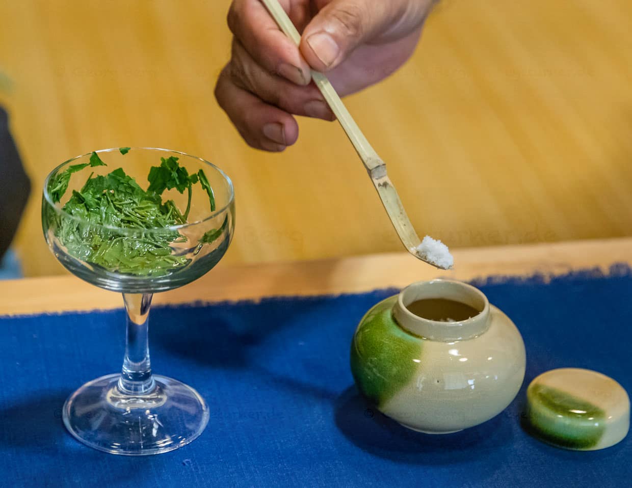 Das Ende der Tee-Zeremonie. Die Teeblätter werden mit Stäbchen direkt aus dem Glas gegessen, nachdem sie mit Meersalz bestreut worden sind. Nichts wird verschwendet, alles ist bekömmlich. Gerade an einem sehr heißen Tag ist dieser aromatische und leicht salzige Abschluss der Tee-Zeremonie sehr willkommen / © Foto: Georg Berg