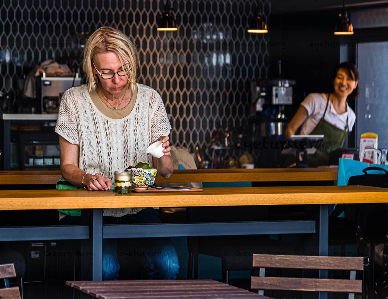 Grüner Tee in allen Variationen: ob auf Eis oder im Schicht-Pudding, in Gebäck und on the rocks. Es lohnt sich, durch die City of Green Tea Shizuoka zu ziehen und bei einem Stadtbummel mehr über den grünen Tee zu erfahren / © Foto: Georg Berg