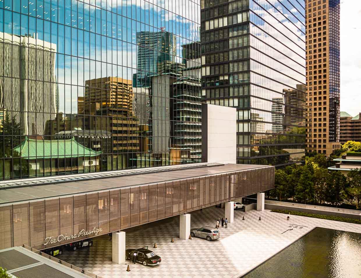 Der Eingangsbereich des Okura Prestige in Tokio. Das Schachbrettmuster der Auffahrt findet sich auch in der Lobby wieder / © Foto: Georg Berg