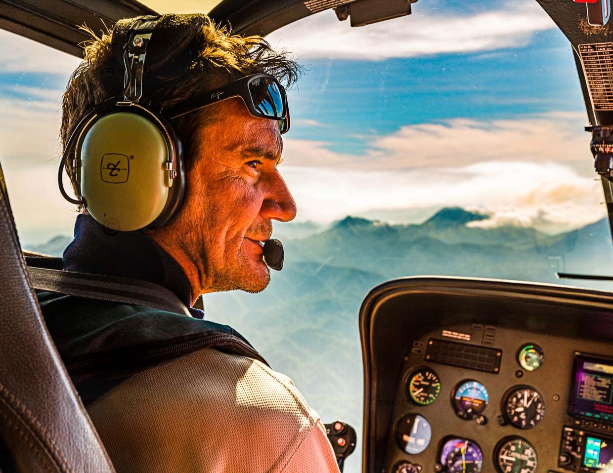 Pilot Alan Carstens erklärt den Mitfliegern über Kopfhörer alle wichtigen Naturphänomene / © Foto: Georg Berg