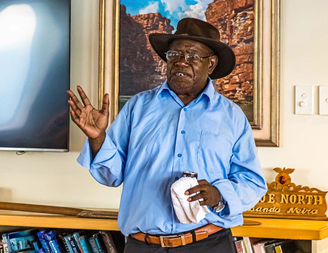 Raymond Masono, damals Vizepräsident und Minenminister von Bougainville im Gespräch mit den Passagieren des australischen Expeditionsschiffs True North / © Foto: Georg Berg