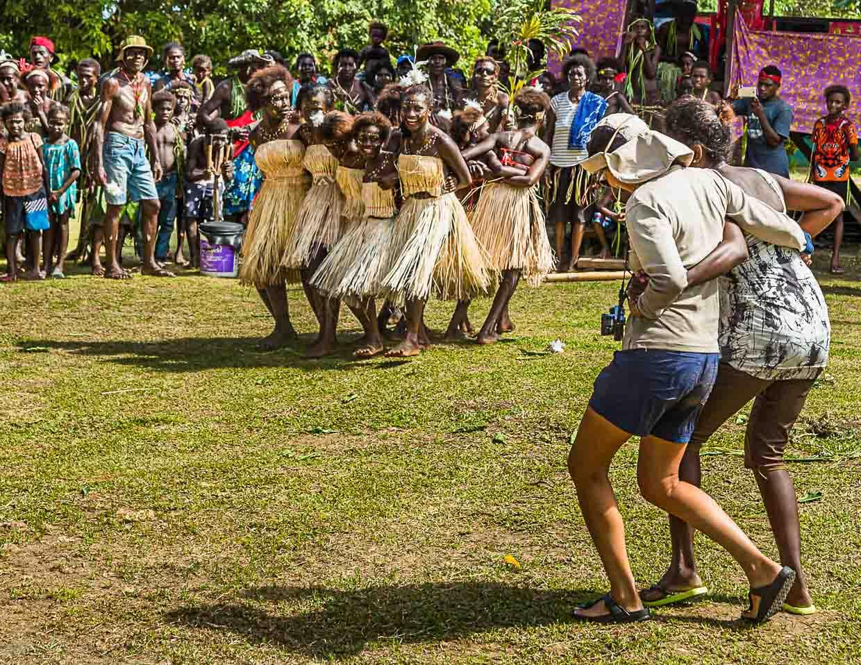 Beim Sing-Sing begegnen sich die Kulturen. Gäste und Crew der True North werden zum Tanz aufgefordert und begeistert empfangen / © Foto: Georg Berg