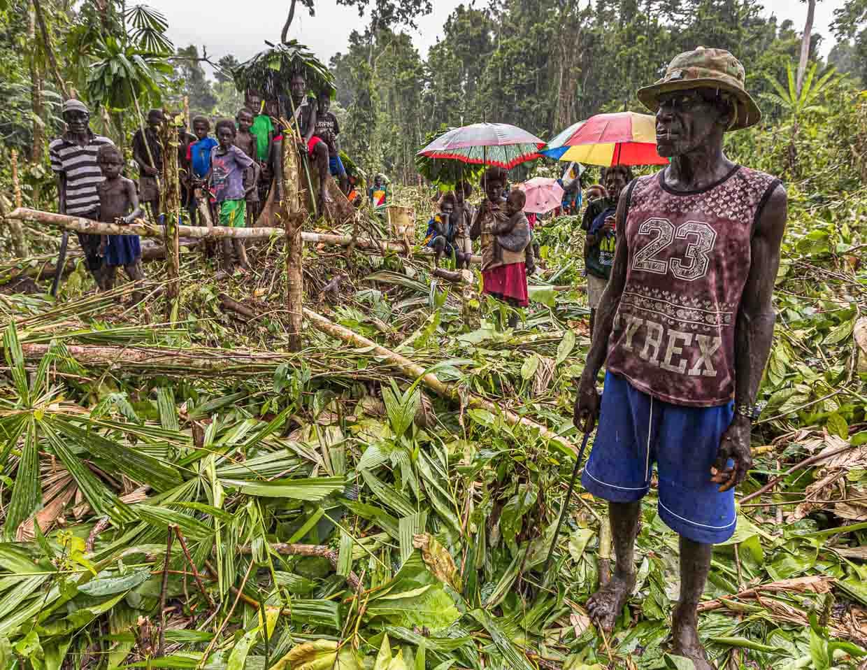 Schücherne Kontaktaufnahme im strömenden Regen / © Foto: Georg Berg