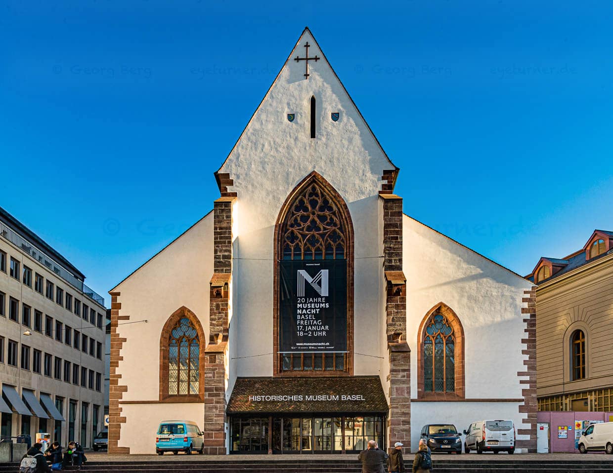 Ein Banner an der Fassade des Historischen Museums Basel macht auf die jährlich stattfindende Museumsnacht aufmerksam / © Foto: Georg Berg
