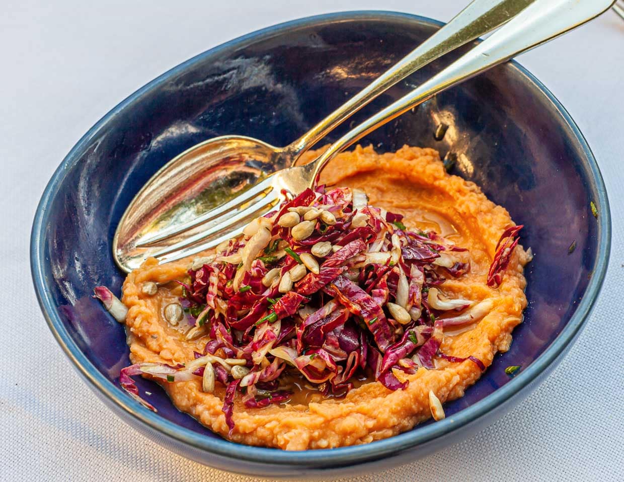 „Crema di Fagioli“ die Riesenbohnencreme ist eine Riesenüberraschung und sollte man unbedingt bei der Vorspeisenauswahl berücksichtigen / © Foto: Georg Berg