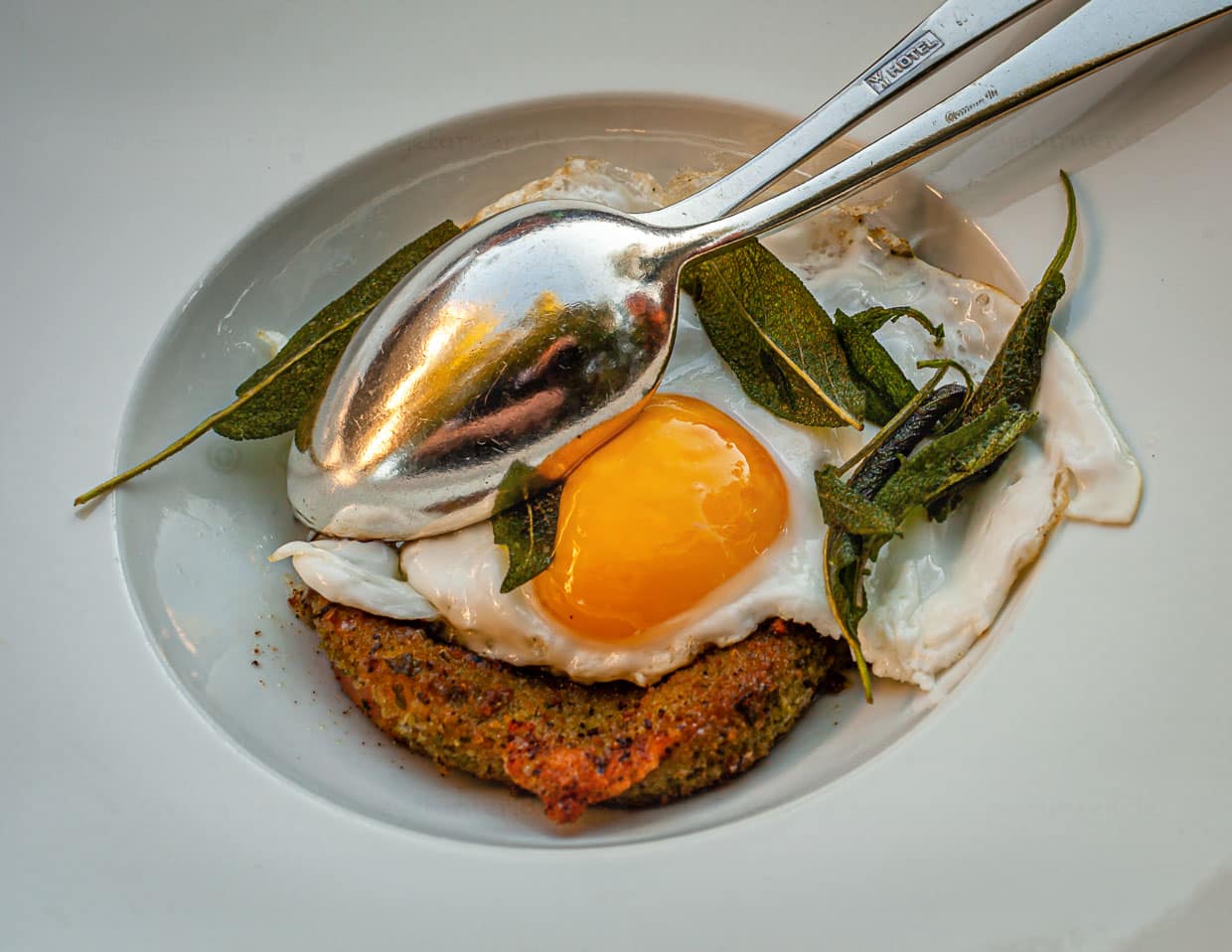 Scamorzo fritta - ein Käse aus Apulien in Kräuterpanade und mit Freiland-Ei und Salbe / © Foto: Georg Berg