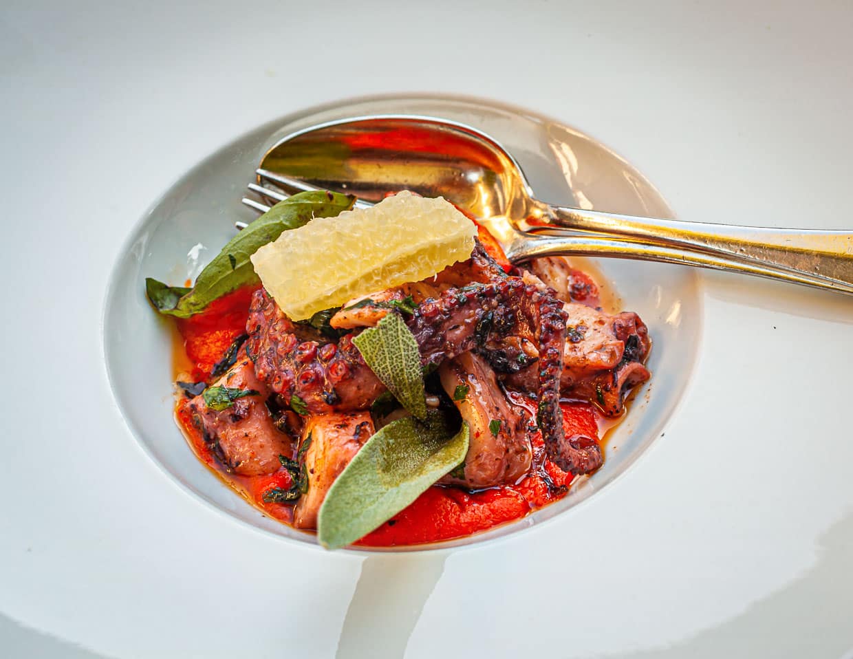 Polipo mit Zitrone, Petersilie und Paprika / © Foto: Georg Berg