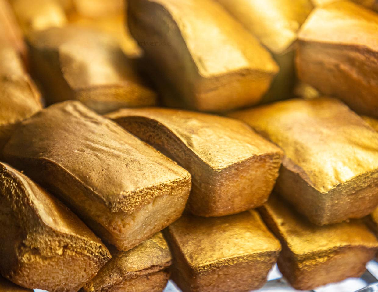 Goldiger Start einer Foodtour: Das Goldstück aus gemahlenen Mandeln und Puderzucker ist so etwas wie das Signature-Gebäck der Bäckerei KULT in Basel / © Foto: Georg Berg