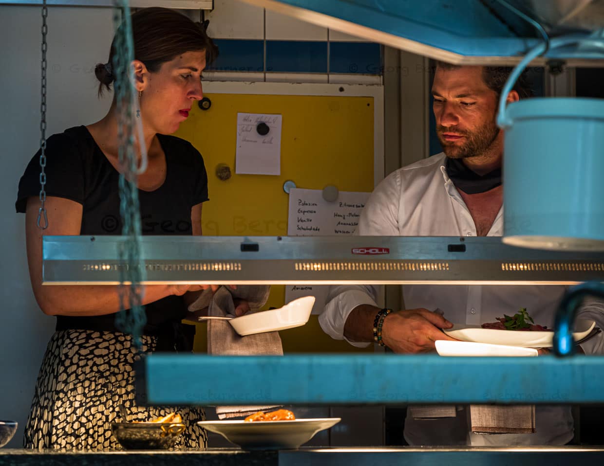 Konzentration am Pass: Sonja Hechler und Fabio Elia im Restaurant La Cucina in Binzen / © Foto: Georg Berg