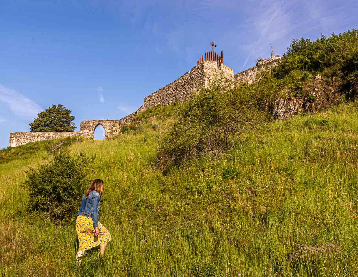 Der Weg hoch auf den Schlossberg ist bei Dorfbewohnern und Gästen gleichermaßen beliebt  / © Foto: Georg Berg
