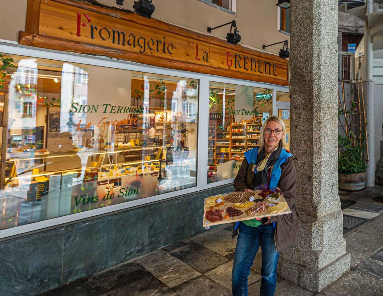 Eine Platte mit Walliser Spezialitäten aus Käse und Schinken wird mit weiteren Weinen in einer Vinothek in der Altstadt verkostet / © Foto: Moritz Berg