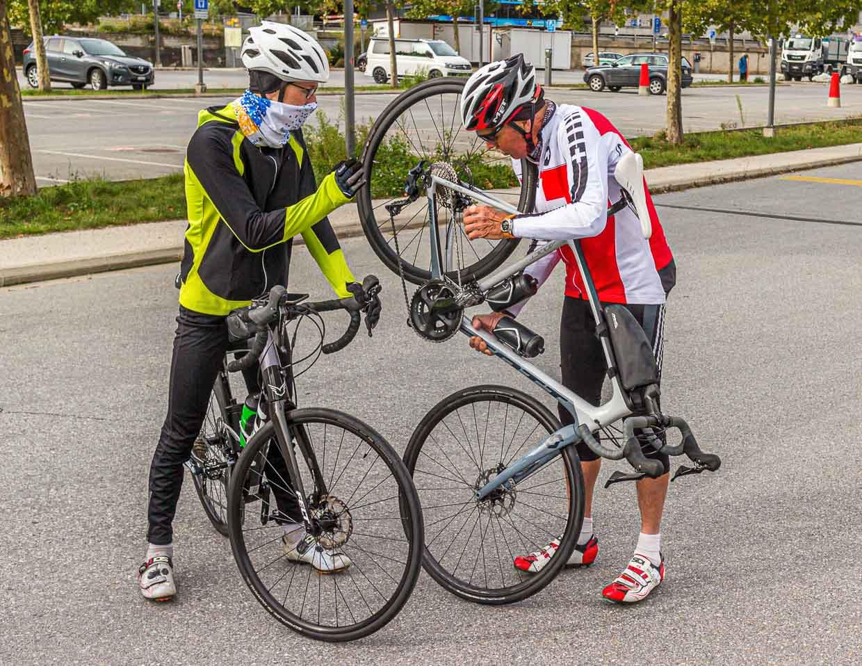 Der perfekten Radeinstellung auf der Spur. Roland Holzer und Julius Berg stellen die Räder ein, bevor es auf die Tagesetappe von Turtmann nach Albinen geht / © Foto: Georg Berg