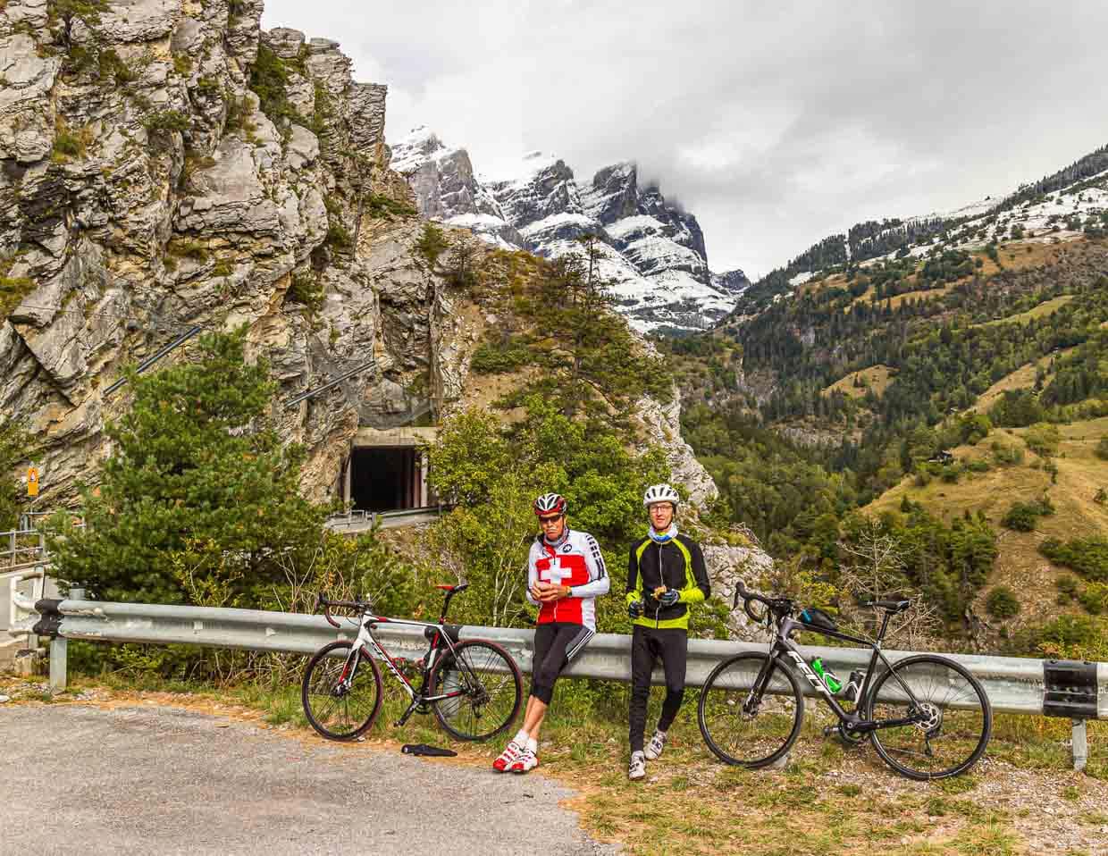 „Solange man noch Reden kann, strengst du dich nicht genug an“. Reden in einer Pause am Berg bei grandioser Aussicht ist eine schöne Alternative / © Foto: Georg Berg
