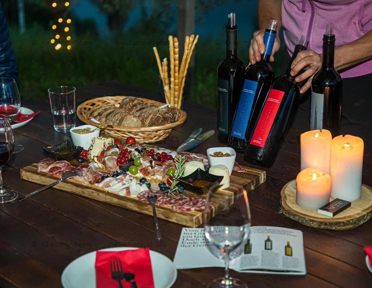Eine Platte voller Tessiner Köstlichkeiten gepaart mit einer Weinverkostung / © Foto: Georg Berg