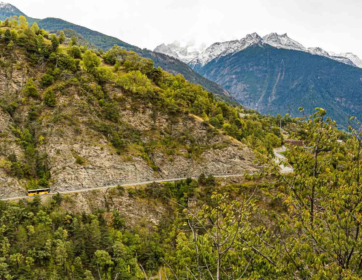 Das Postauto (so nennt man in der Schweiz den Linienbus) fährt mehrmals am Tag von Visp rauf nach Visperterminen / © Foto: Georg Berg