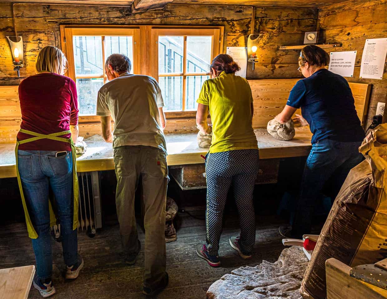 Betreutes Kneten mit Edmund Steiner: Ich zeige euch zuerst, wie ich es mache und dann zeige ich euch, wie es einfacher geht! Auf der mit Mehl bestäubten Arbeitsplatte formen wir kegelförmige Teiglinge. Die perfekte Form, um dem eigenen Brot noch einen Stempel aufzusetzen / © Foto: Georg Berg