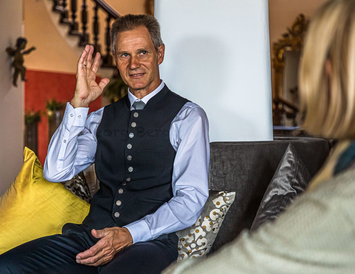 Hubert gehört seit über 30 Jahren zum Team im Hohenwart. Seine Einsatzorte sind der Empfang und die Berge / © Foto: Georg Berg