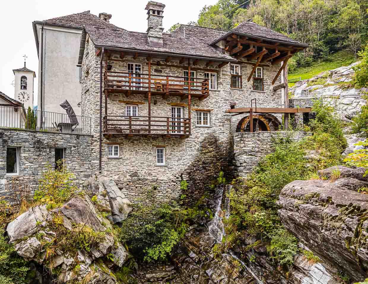 Während außen das Mühlrad durch Wasserkraft angetrieben wird, sorgt im Innern der Mühle noch immer ein alter Mechanismus für die perfekte Feinheit der Farina Bona in Circolo d'Onsernone, Schweiz