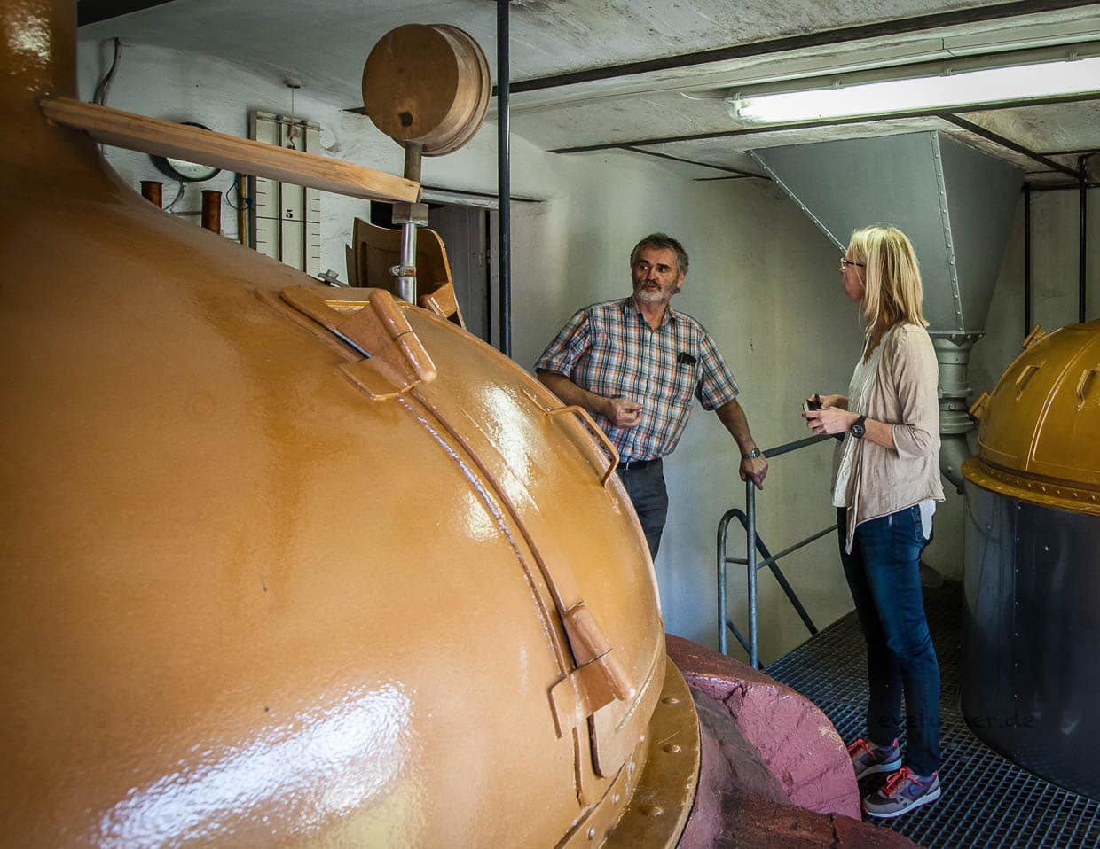 Mit Rudi Loistl zwischen Maischebottich und dem Sudkessel des Kommunbrauhauses in Windischeschenbach