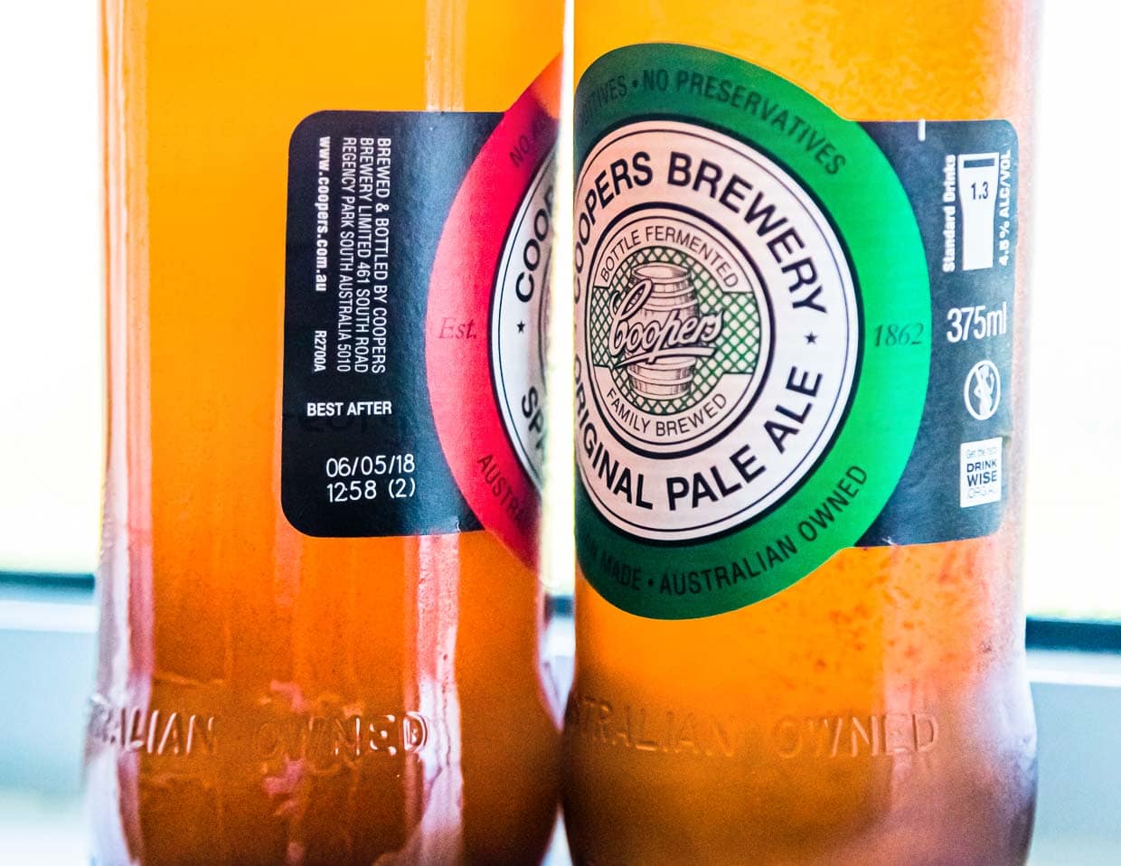 Das australische Coopers stellt statt eines Verfallsdatums: BEST AFTER. Der Grund: Nach dem Brauvorgang wird noch ein zweiter Flaschengärprozess in Gang gesetzt, der nach 14 Tagen abgeschlossen ist. Vor dem Öffnen solten die Flaschen gerollt werden, damit die erwünschte Trübung sich voll entfalten kann.