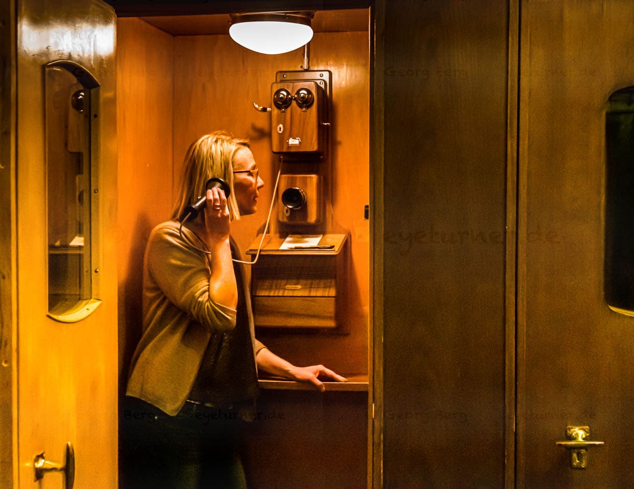 Die alte Telefonkabine im Waldhaus ist heute Handy-Rückzugsort zum Wohle aller Gäste, die die Salons und vielen anderen Plätze im Haus zum Lesen, Spielen, Reden oder Denken nutzen möchten. Angenehme Zeiten, als das Telefon in einer eigenen Kabine verortet war und nicht in jedermanns Hosentasche / © Foto: Georg Berg