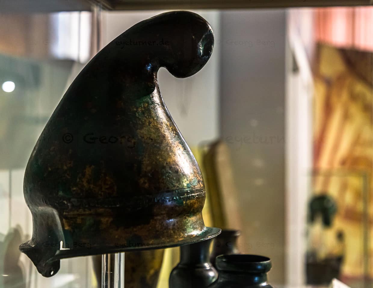 Die typischen Helme der Thraker sind aus Eisen und wie eine Zipfelmütze geformt / © Foto: Georg Berg