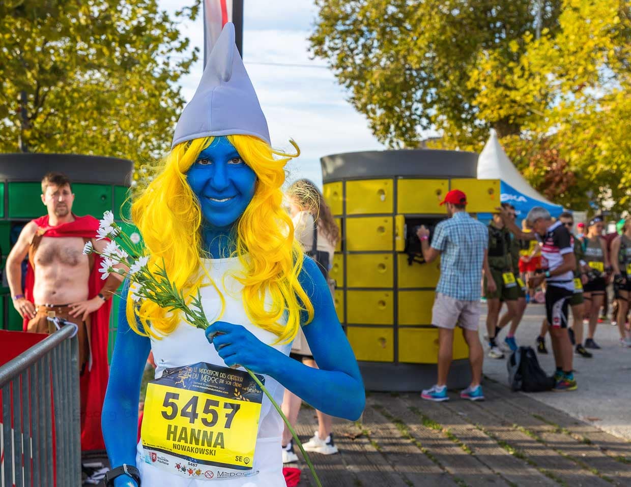 Vor dem Start des Marathon des Chateaux du Medoc gibt es das Defilee der Kostüme. Viele laufen in Gruppe und immer wieder wird das Motto „Film“ aufgenommen. Hier eine schöne Schlümpfin, die mit vielen weiteren blauen Schlümpfen am Lauf teilnimmt / © Foto: Georg Berg