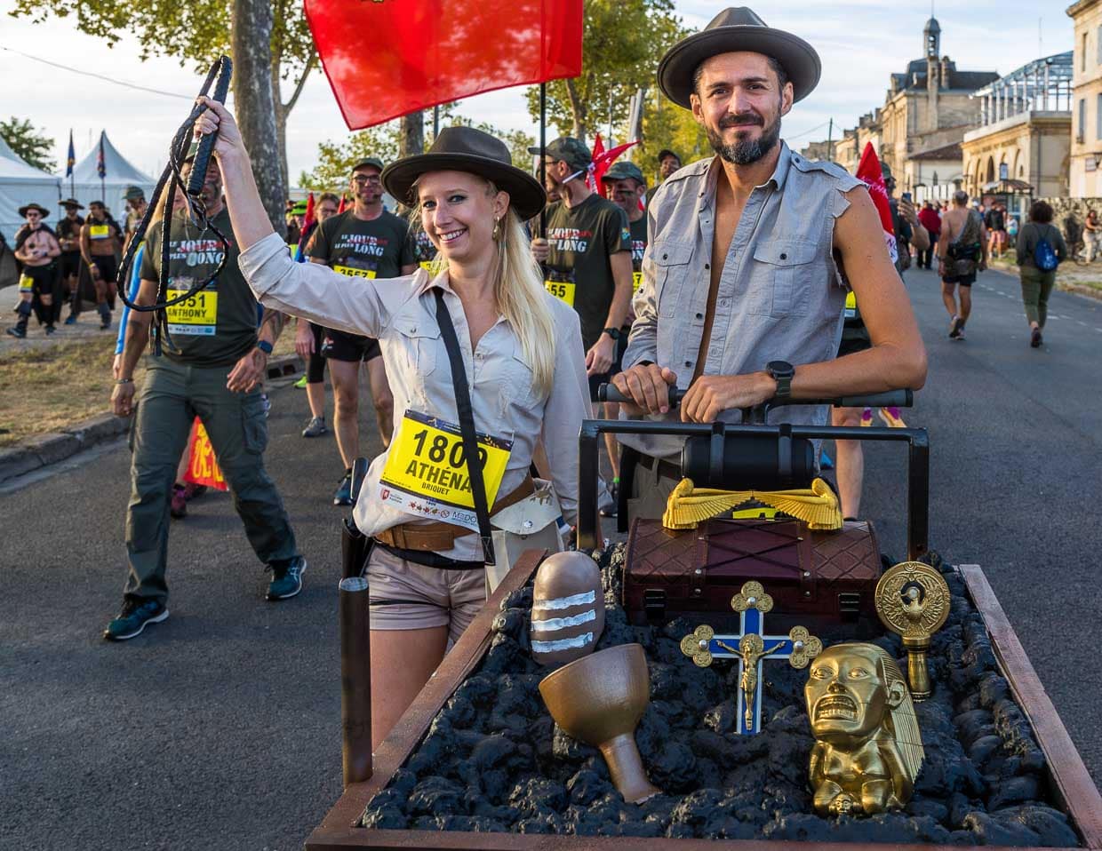 Indiana Jones auf der Jagd des verlorenen Schatzes. Vor dem Start des Marathon des Chateaux du Medoc gibt es das Defilee der Kostüme. Aus Lautsprechern schallt berühmte Filmmusik und die Stimmung unter den Teilnehmer ist bestens. Viele laufen in Gruppen oder als Paar und immer wieder wird das Motto „Film“ aufgenommen / © Foto: Georg Berg