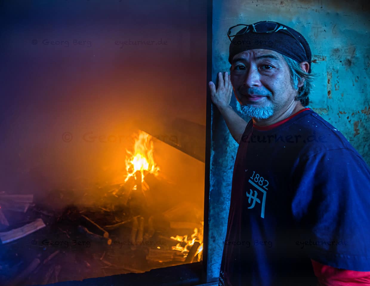 Yasuhisa Serizawa devant le fumoir accessible de sa manufacture Katsuobushi. Il utilise la plus ancienne méthode de conservation du poisson et produit ainsi une délicatesse / © Photo : Georg Berg